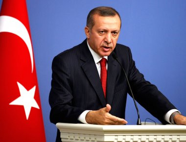 «Το έλα να δεις» στην Τουρκία για την επέτειο του πραξικοπήματος: Συλλήψεις καταζητούμενων με εντολή Ερντογάν (φωτό)